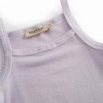 Lys lilla baby bodystocking med stropper og picotkanter.