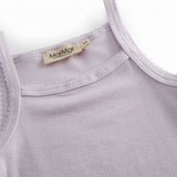 Lys lilla baby bodystocking med stropper og picotkanter.