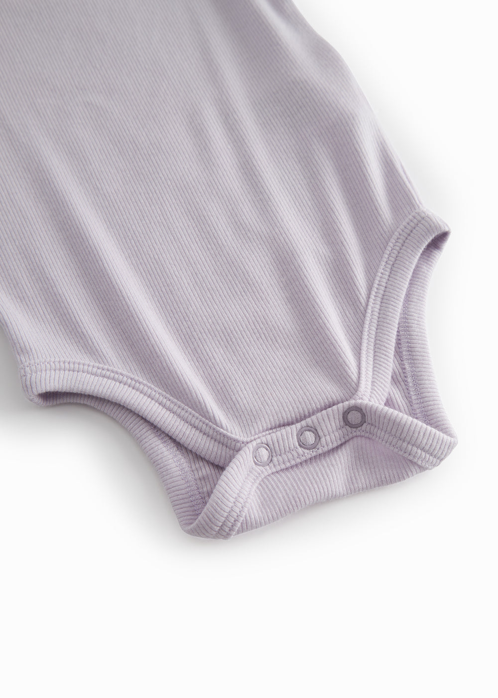 Lys lilla baby bodystocking med stropper og picotkanter.