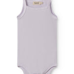 Lys lilla baby bodystocking med stropper og picotkanter.