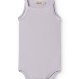 Lys lilla baby bodystocking med stropper og picotkanter.