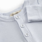 Langærmet lyseblå baby bodystocking med stolpe knaplukning foran