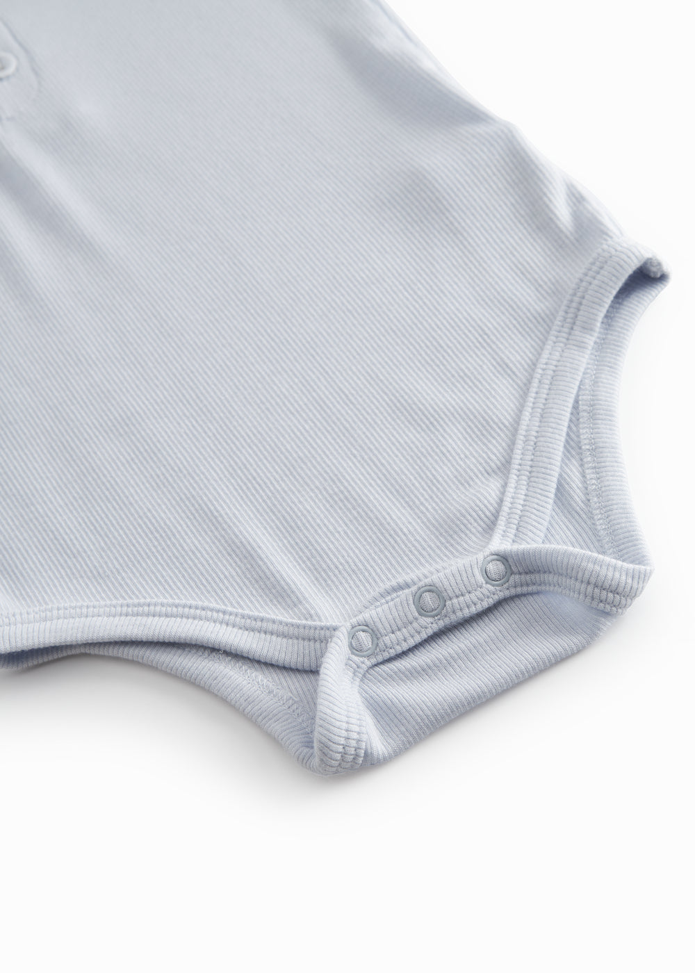 Langærmet lyseblå baby bodystocking med stolpe knaplukning foran