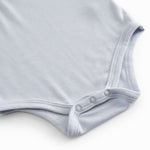 Langærmet lyseblå baby bodystocking med stolpe knaplukning foran