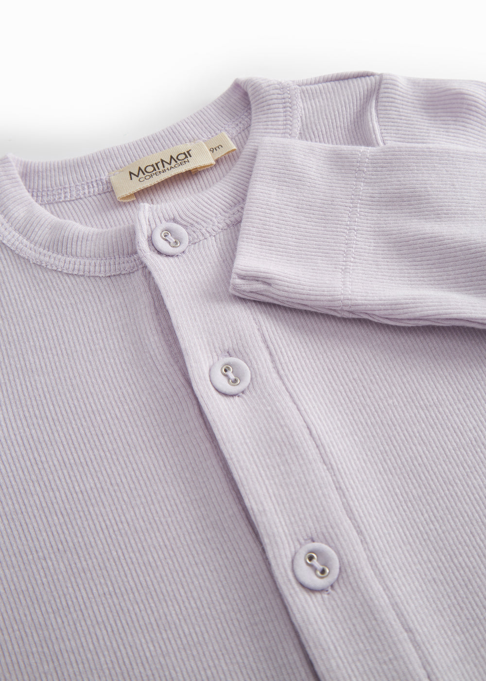 Lys lilla baby heldragt med en lang stolpe knaplukning