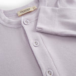 Lys lilla baby heldragt med en lang stolpe knaplukning