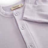 Lys lilla baby heldragt med en lang stolpe knaplukning