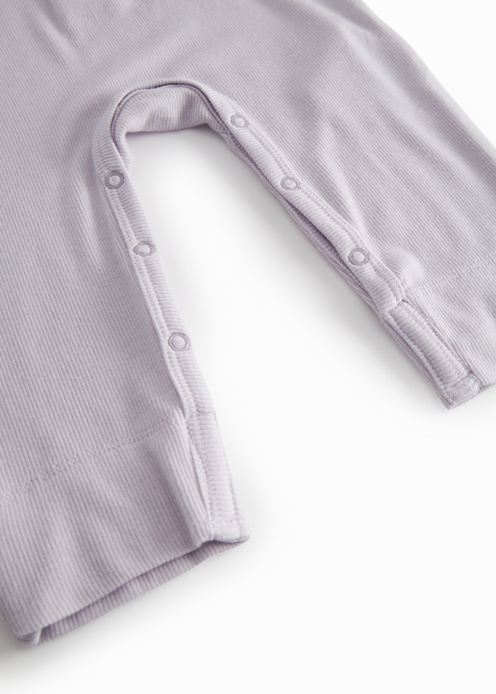 Lys lilla baby heldragt med en lang stolpe knaplukning