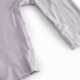 Lys lilla baby heldragt med en lang stolpe knaplukning