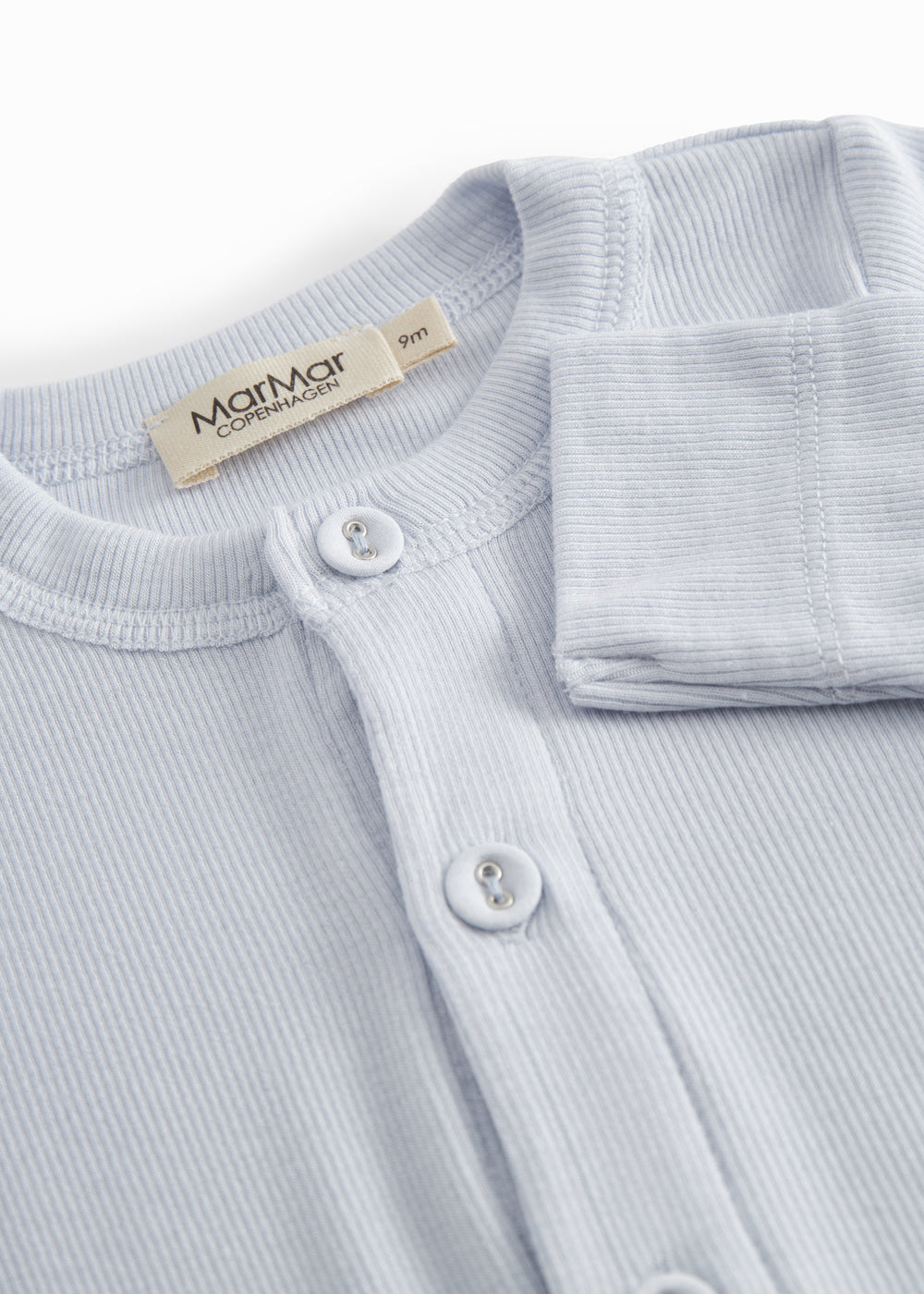 Lysebå baby heldragt med en lang stolpe knaplukning