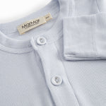 Lysebå baby heldragt med en lang stolpe knaplukning