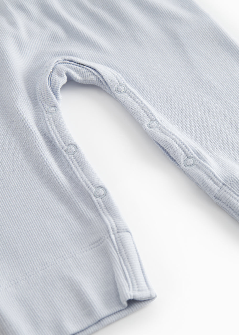 Lysebå baby heldragt med en lang stolpe knaplukning