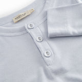 Langærmet lyseblå t-shirt til børn med stolpe knaplukning