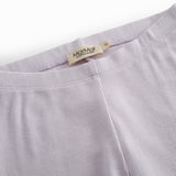 Lys lilla leggings til børn med fine flæsedetaljer forneden