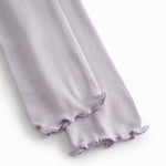 Lys lilla leggings til børn med fine flæsedetaljer forneden