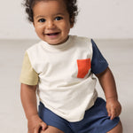 Baby iført blå shorts og t-shirt