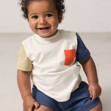 Baby iført blå shorts og t-shirt