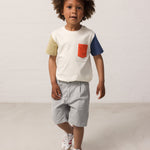 Dreng iført blå chino shorts og t-shirt