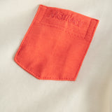 Kortærmet baby-T-shirt i råhvid med kontrastærmer og brystlomme