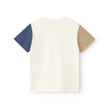 Kortærmet børne-T-shirt i råhvid med kontrastærmer og brystlomme