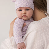 Baby iført strikket hue med ører og matchende outfit