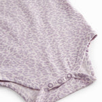 Lilla langærmet leopard baby bodystocking