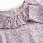 Lilla langærmet leopard baby bodystocking med flæsekrave