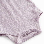 Lilla langærmet leopard baby bodystocking med flæsekrave