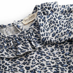 Blå langærmet leopard baby bodystocking med flæsekrave