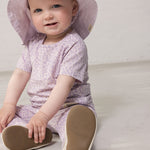 Baby iført lys lilla sommerhat og lilla leopard mønstret outfit