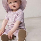 Baby iført lys lilla sommerhat og lilla leopard mønstret outfit