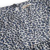 Langærmet blå leopard kjole til børn med  elastik i ærme og knaplukning bagpå