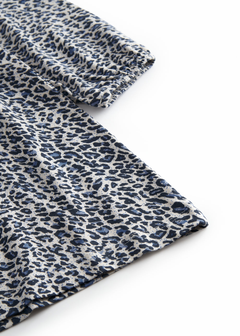 Langærmet blå leopard kjole til børn med  elastik i ærme og knaplukning bagpå