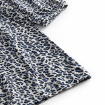 Langærmet blå leopard kjole til børn med  elastik i ærme og knaplukning bagpå