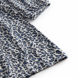 Langærmet blå leopard kjole til børn med  elastik i ærme og knaplukning bagpå