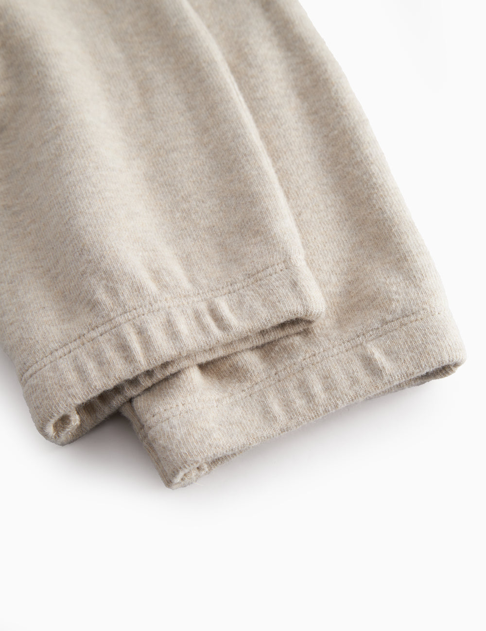 langærmet beige sweat heldragt til baby med skrå trykknaplukning