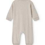 langærmet beige baby heldragt med rib i hals, ærmer og ben.