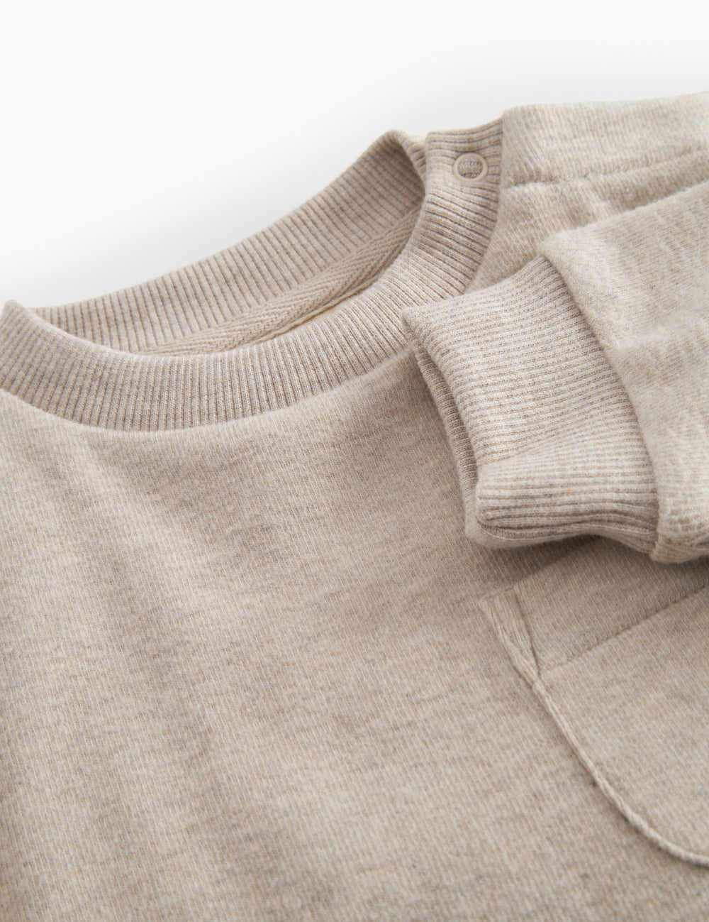 langærmet beige baby heldragt med rib i hals, ærmer og ben.