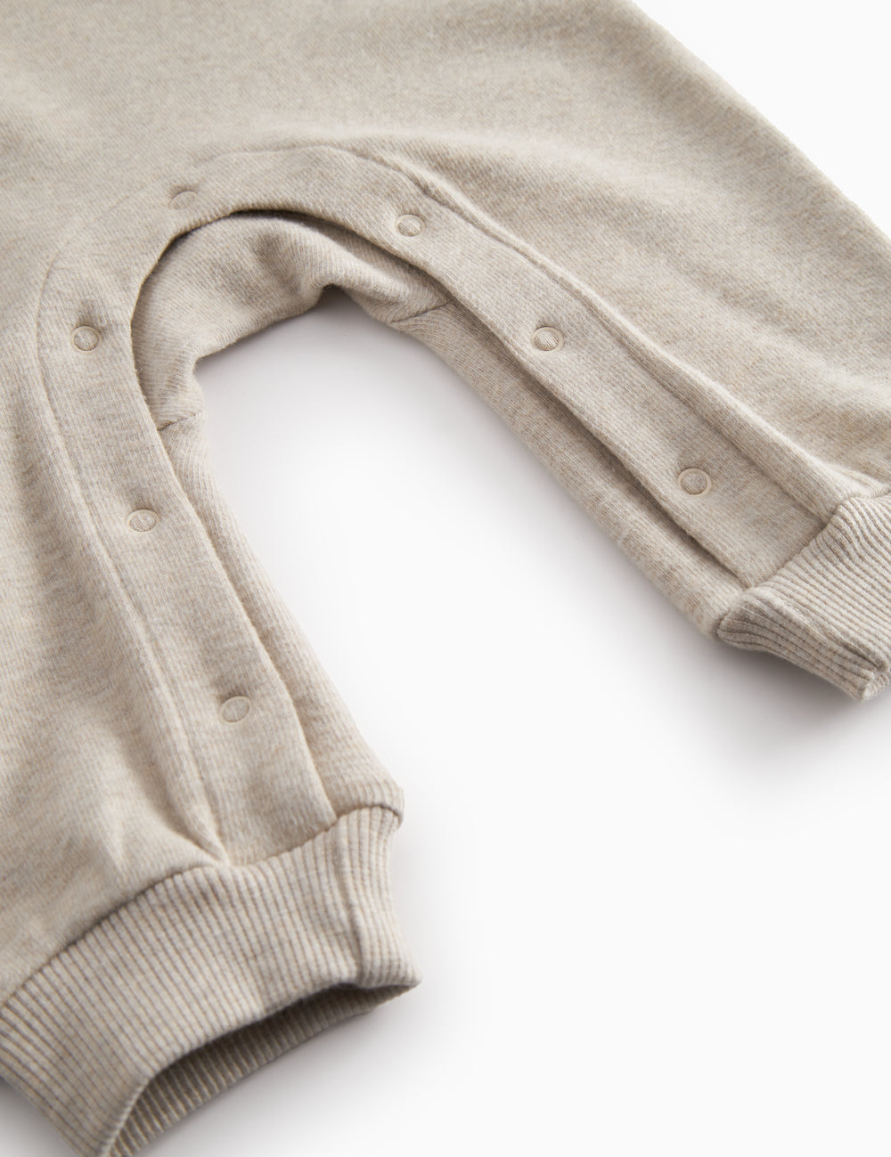 langærmet beige baby heldragt med rib i hals, ærmer og ben.