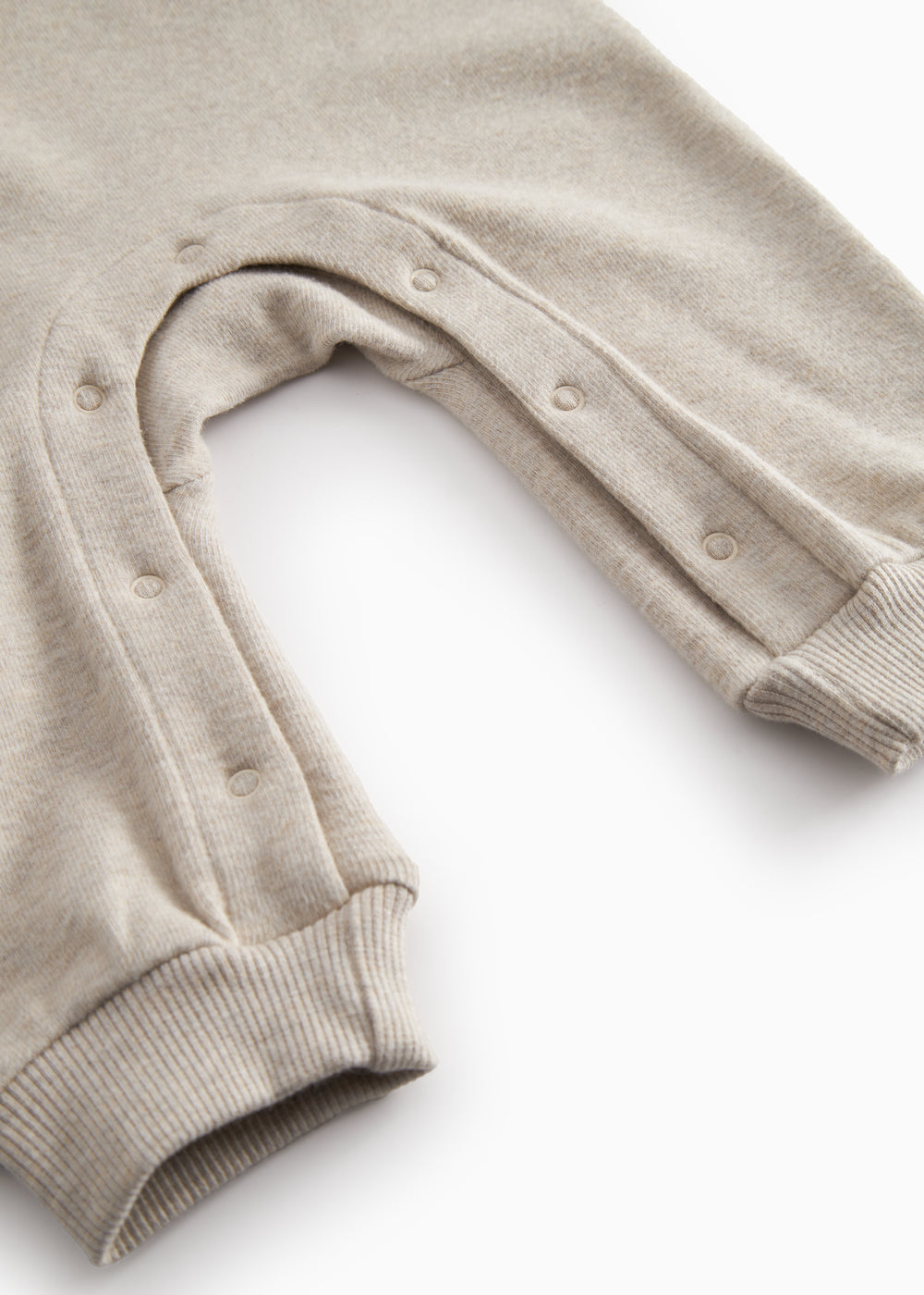 langærmet beige baby heldragt med rib i hals, ærmer og ben.