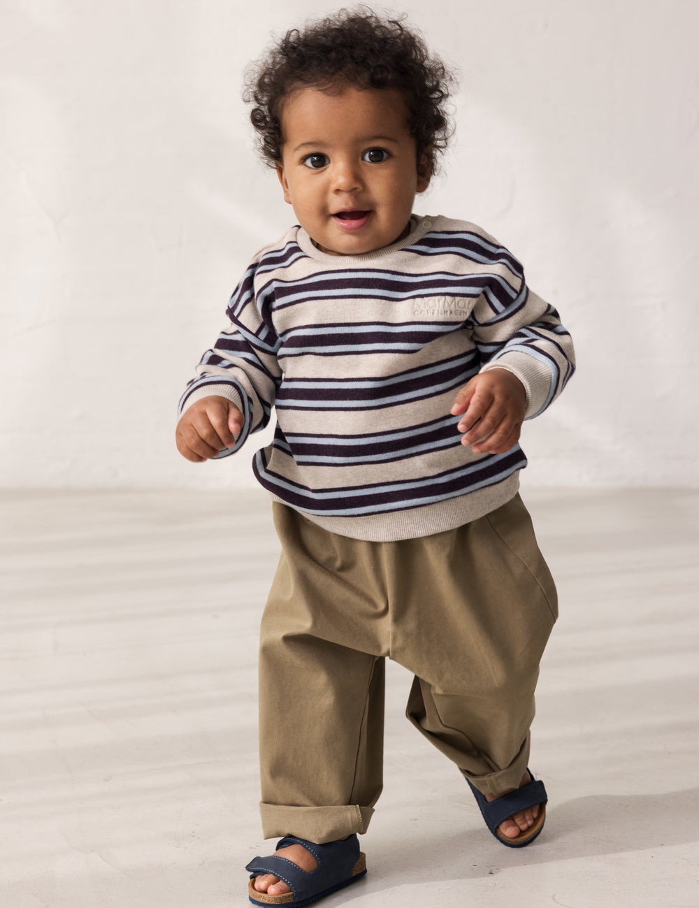 Baby iført Stribed sweatshirt med logo broderi