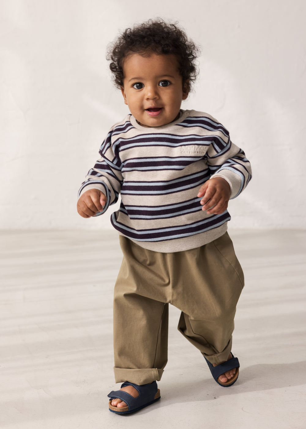 Baby iført Stribed sweatshirt med logo broderi