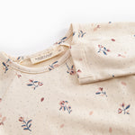 Langærmet baby bodystocking med blomstrprint og knaplukning