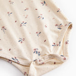 Langærmet baby bodystocking med blomstrprint og knaplukning