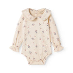 Langærmet baby bodystocking med blomstrprint og krave