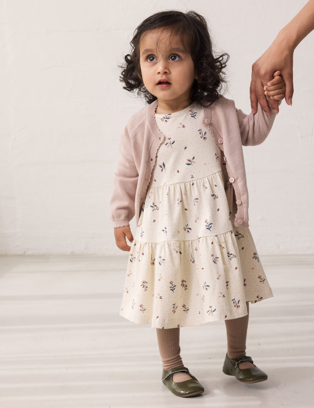 Pige iført langærmet lagdelt kjole med blomster print