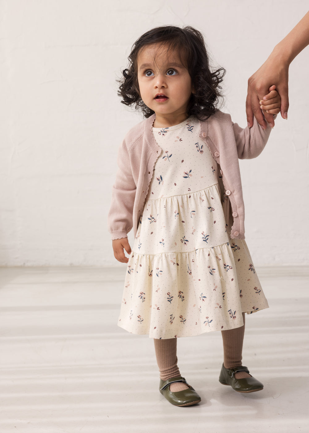 Pige iført langærmet lagdelt kjole med blomster print