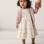 Pige iført langærmet lagdelt kjole med blomster print
