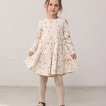 Pige iført langærmet lagdelt kjole med blomster print