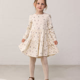 Pige iført langærmet lagdelt kjole med blomster print